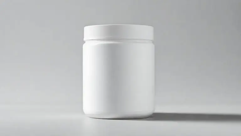 Um pote branco e limpo de creatina monohidratada 100% pura, centralizado em um fundo de estúdio, representando a análise do suplemento.