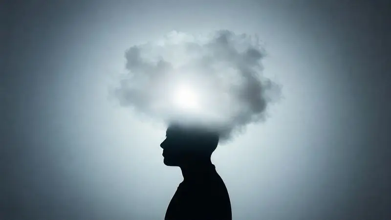 Conceito visual mostrando uma luz clara dissipando a névoa da cabeça de uma pessoa, simbolizando os benefícios da creatina para ansiedade e depressão.