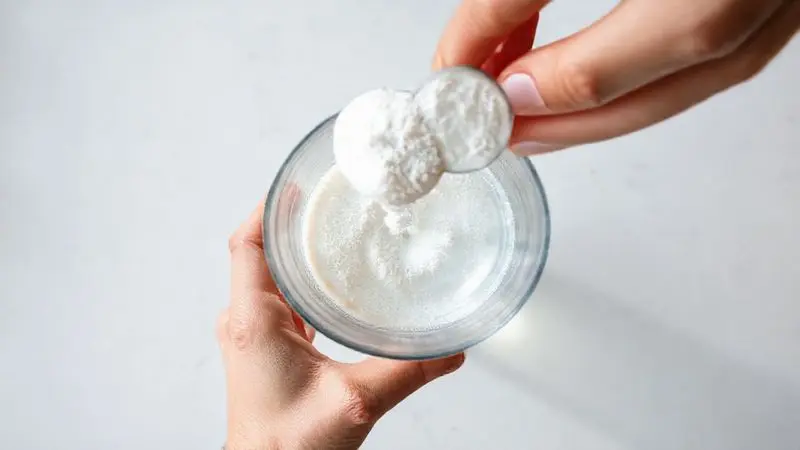 Pessoa misturando uma dose de creatina em pó em uma coqueteleira com água para garantir a melhor absorção do suplemento.