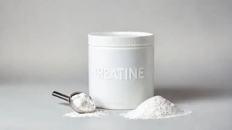 Pote de creatina sem marca e um dosador com o pó branco do suplemento em um fundo de estúdio, representando o uso seguro e os benefícios do produto.