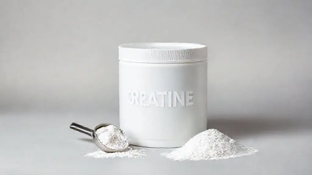 Pote de creatina sem marca e um dosador com o pó branco do suplemento em um fundo de estúdio, representando o uso seguro e os benefícios do produto.