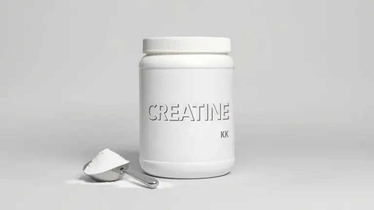 Pote de Creatina Probiótica em um ambiente de estúdio limpo, com um dosador ao lado, destacando o suplemento para quem busca mais força e desempenho.