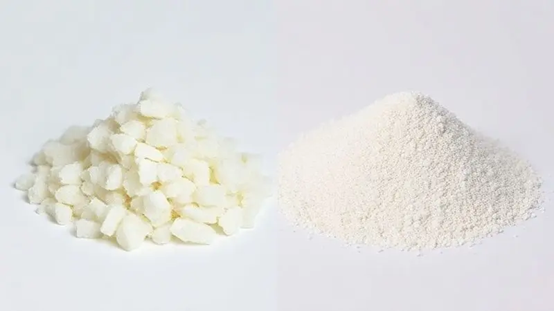 Comparativo visual em macro da textura da creatina monohidratada e da creatina micronizada, mostrando a diferença no tamanho das partículas.