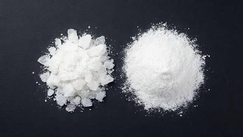 Representação visual da diferença de pureza entre a creatina monohidratada e a Creapure, mostrando duas texturas de pó cristalino.