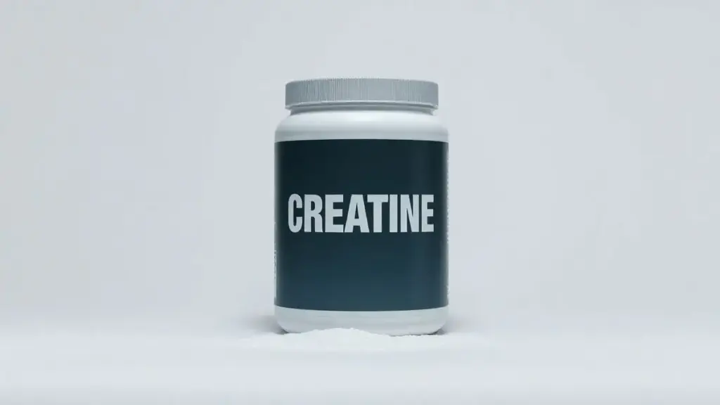 Análise completa das creatinas da BodyAction, mostrando um pote de creatina sem marca em destaque sob iluminação de estúdio profissional.
