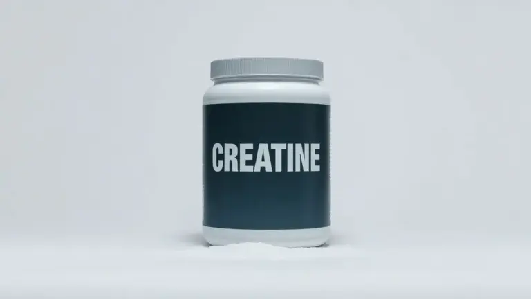 Análise completa das creatinas da BodyAction, mostrando um pote de creatina sem marca em destaque sob iluminação de estúdio profissional.