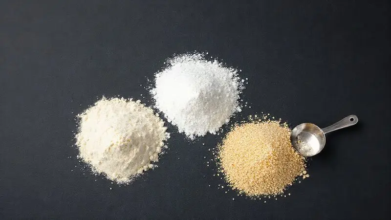 Três tipos de pós de suplementos, representando Whey Protein, Creatina e BCAA, organizados para demonstrar suas diferentes texturas.