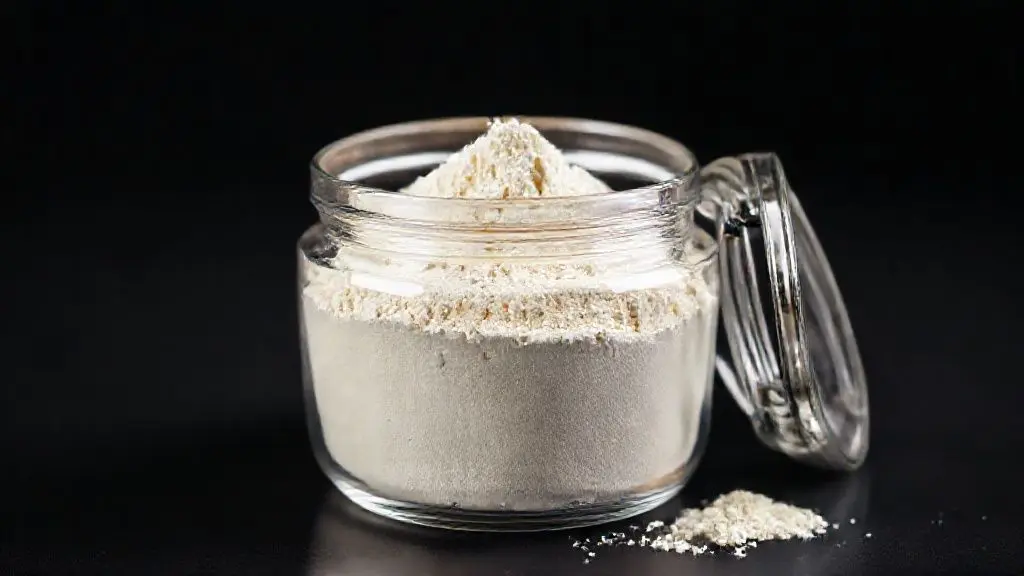 Pó de creatina em pó em frasco de vidro com colher medidora, composição simétrica em fundo neutro