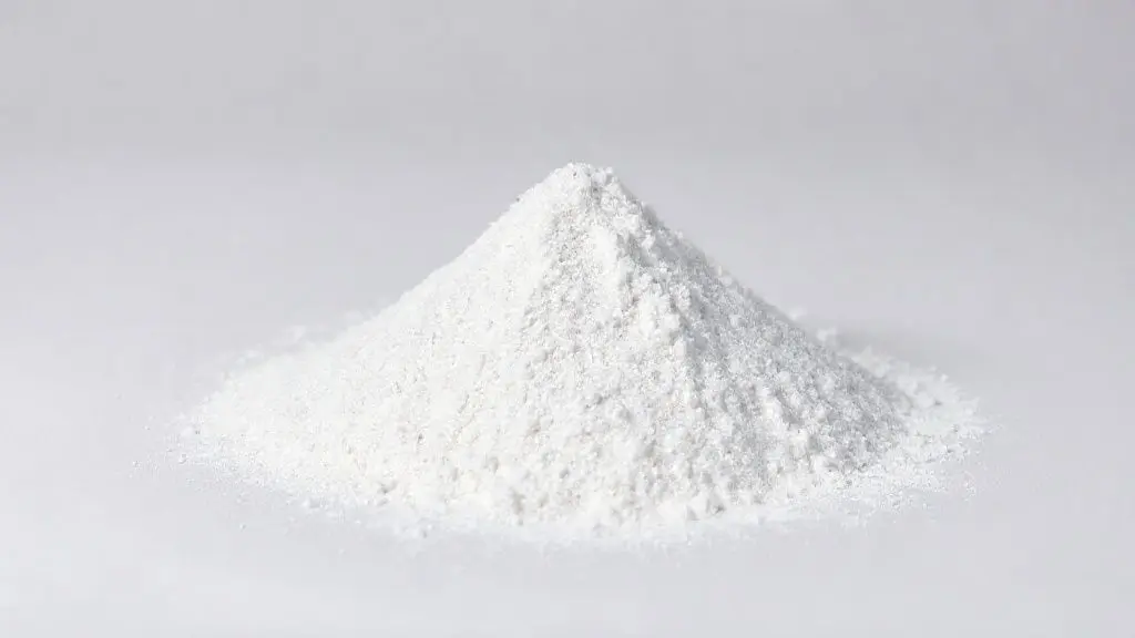 Pó de creatina monohidratada de alta pureza em embalagem sem marca, destacando textura cristalina e qualidade premium