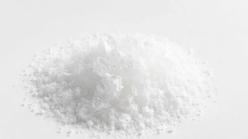 Ilustração artística de cristais de creatina monohidratada micronizada em visão ampliada, estrutura molecular