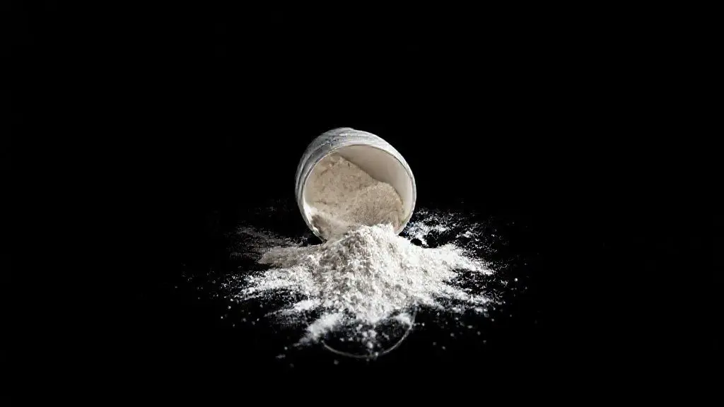 Suplemento pré-treino sem marca em fotografia profissional com pó derramando artisticamente sobre superfície escura