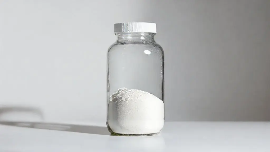 Suplemento de creatina em pó em frasco de vidro transparente sobre fundo minimalista, iluminação profissional