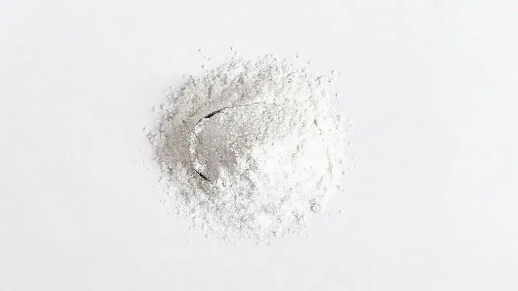 Suplemento de creatina monohidratada em pó sobre fundo branco, com detalhes realistas da textura e pureza do produto