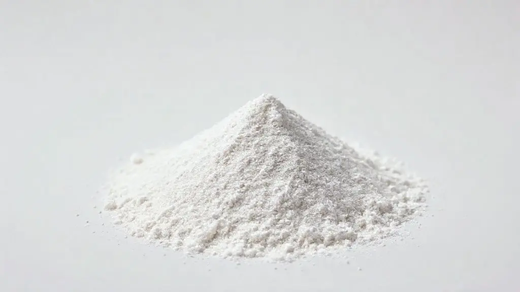 Suplemento de creatina em pó sem marca em fundo neutro, com detalhes texturizados e iluminação profissional de estúdio